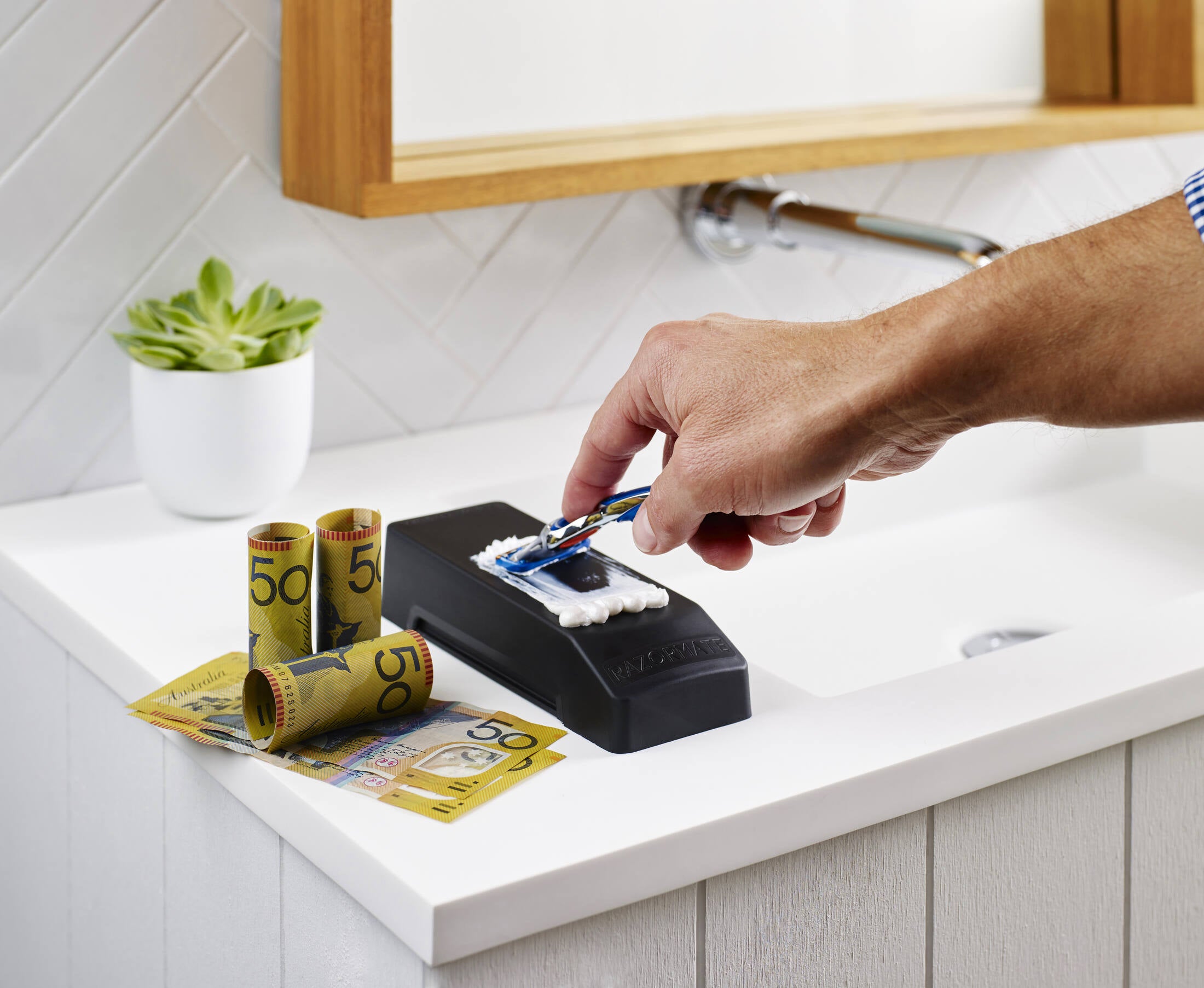Sharpening a razor on RAZORMATE